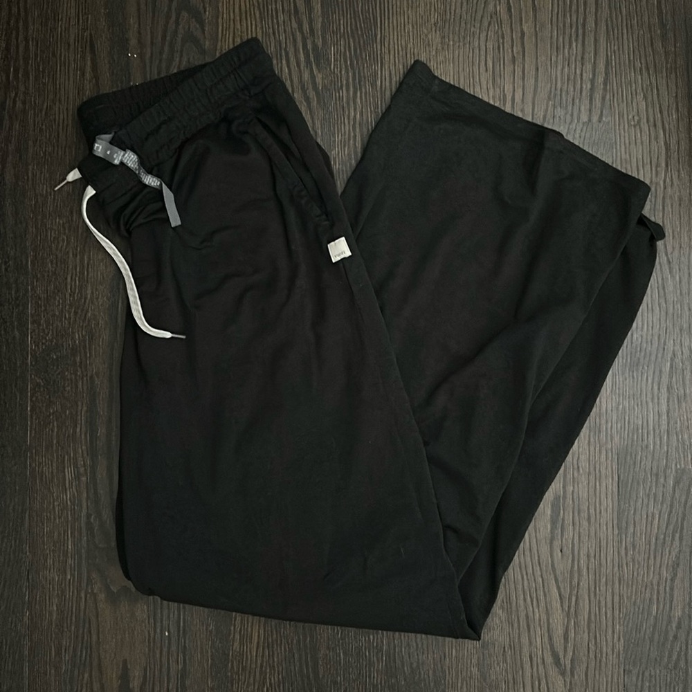 Like new Vuori wide leg pants. Super soft with pockets and drawstring.
